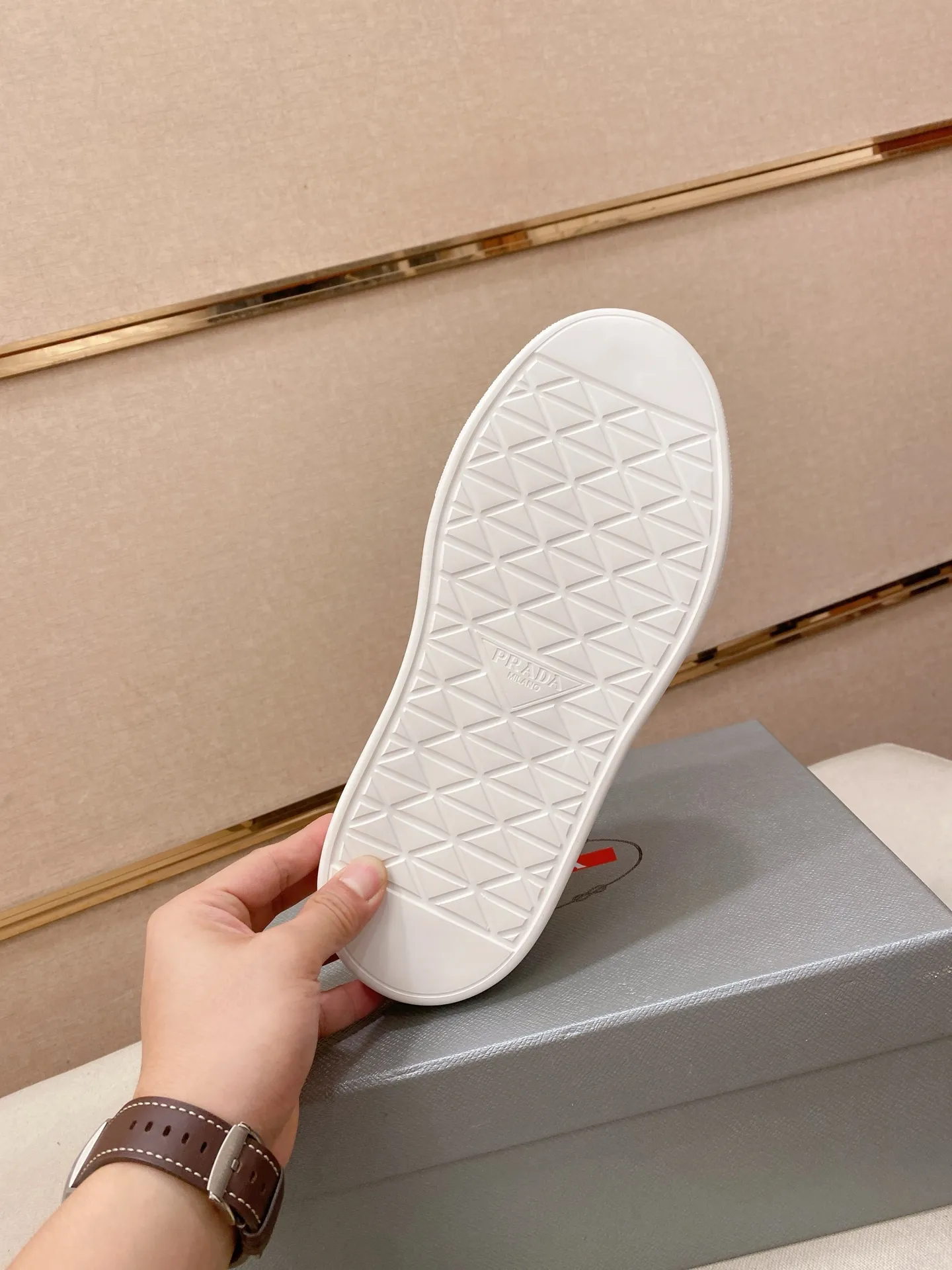 Men's shoes 💰 580💰 ✔️✔️✔️High version High-quality new PRADA (Prada) counters are launched simultaneously, new men's shoes, 😘fabrics are selected from first-layer cowhide fabrics. Lining: Imported cowhide leather lining. 👍🏿High-end☄️Open-molded non-slip rubber outsole, exquisite lines, simple and elegant, comfortable and high-end for leisure travel. Code number: 38 to 45